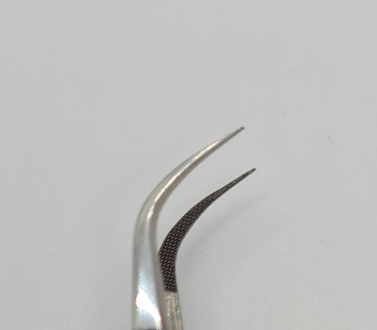 Fiber tip curved volume tweezers